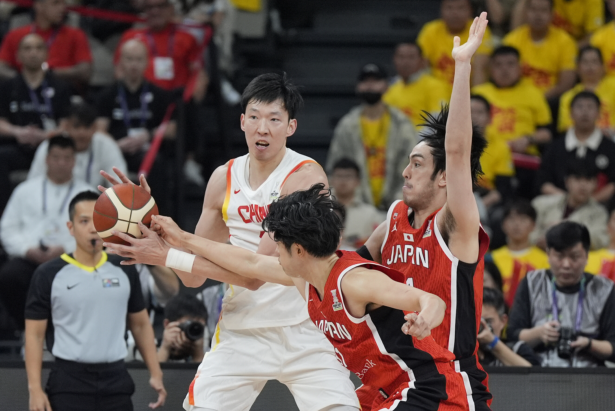 爱游戏里程碑夜！深圳男篮主帅复盘，欧超杯国际比赛日刷纪录，信心回归，赛程密集仍需轮换的简单介绍